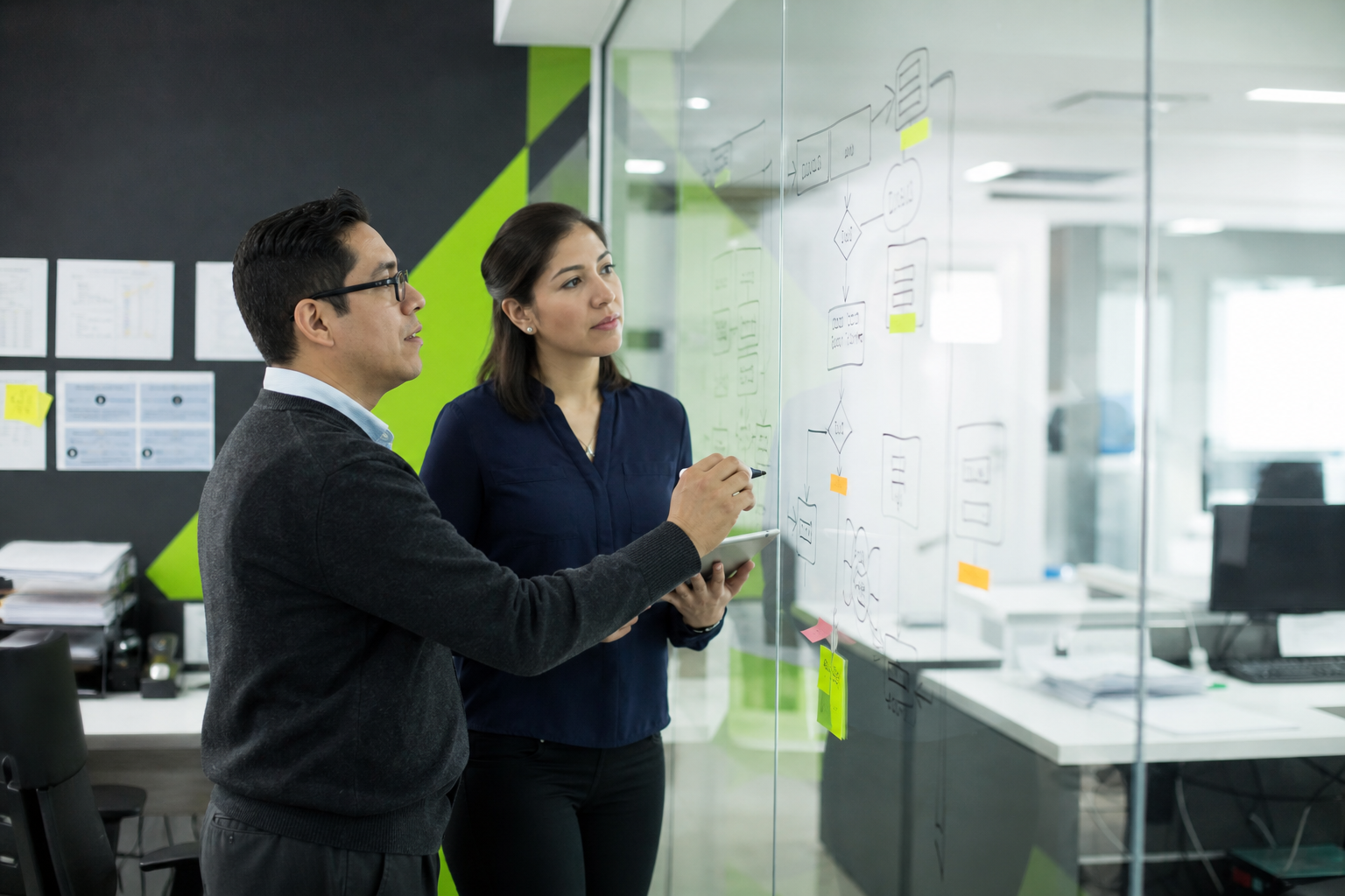 Equipo revisando un flujo de procesos empresariales